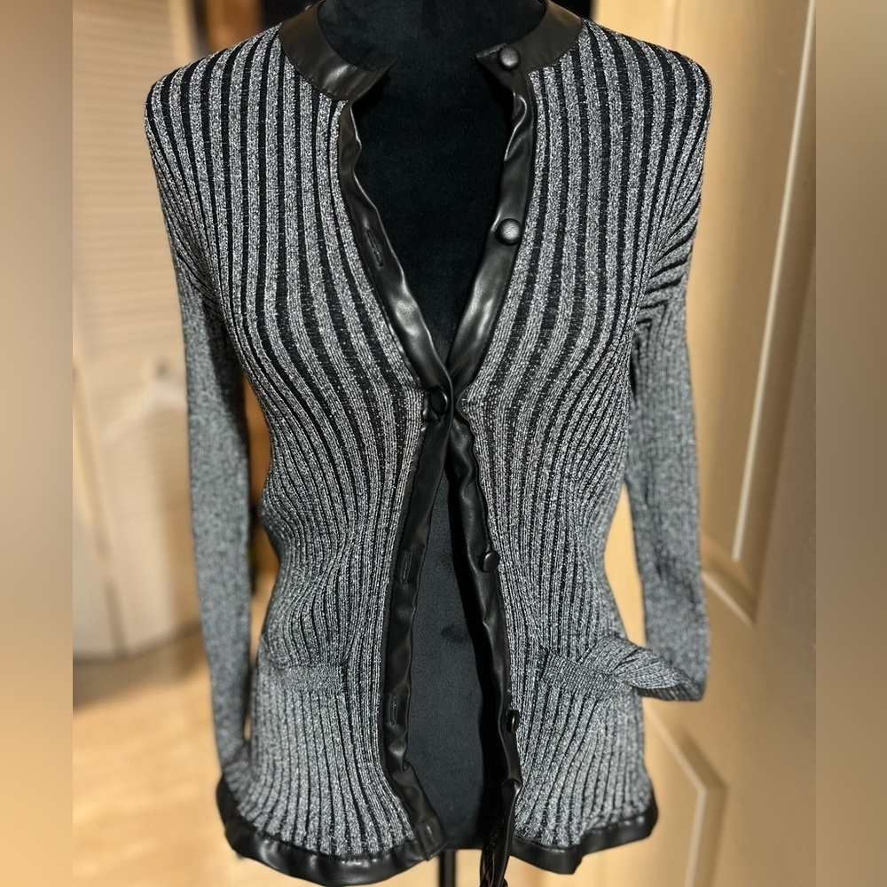 🖤🖤LIKE NEW-YAL NEW YORK BLACK & SILVER BUTTON UP SWEATER SZ L🖤🖤